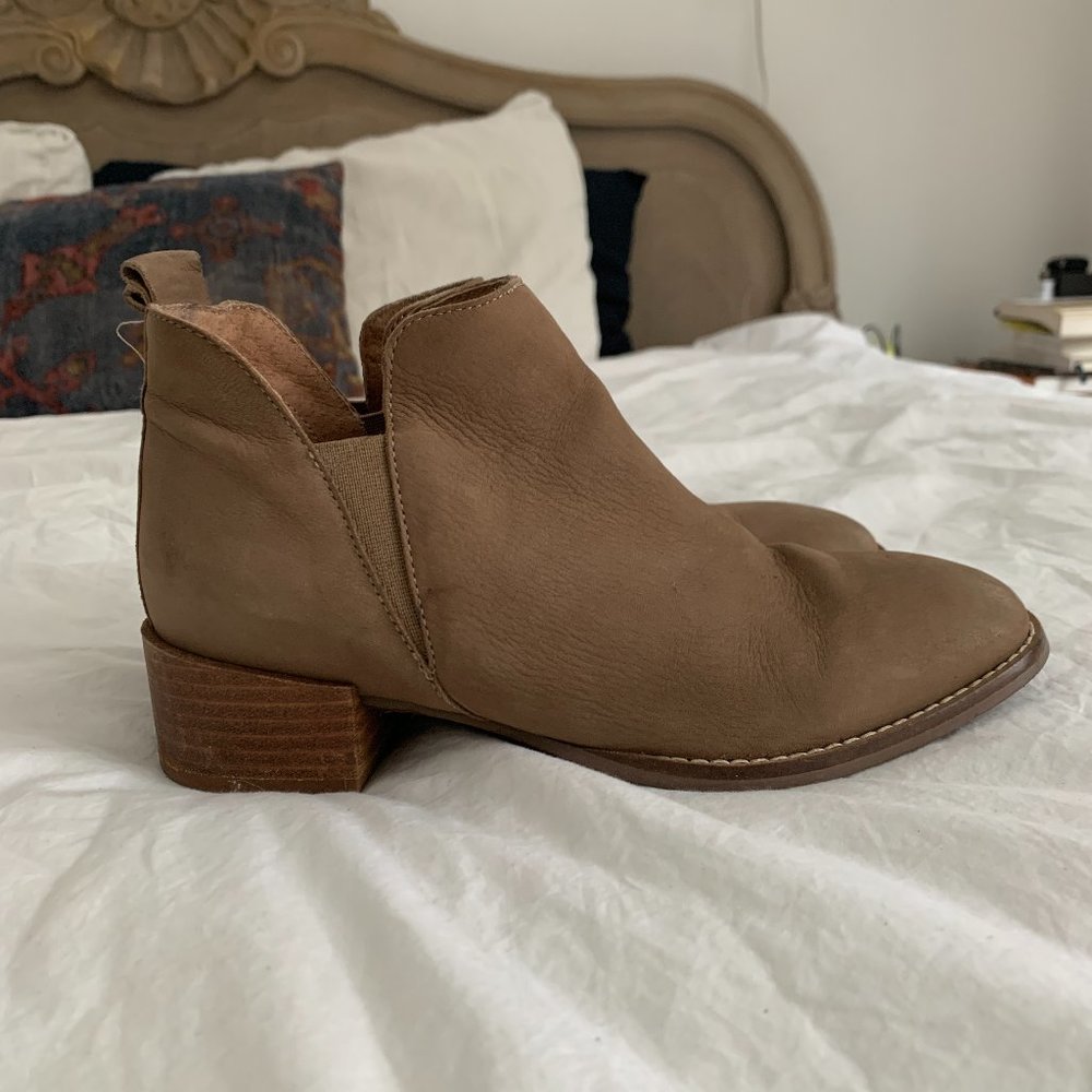 SEYCHELLES OFFSTAGE CHELSEA BOOTS - Size 7